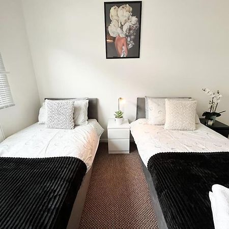 3 Bedroom House With Free Parking Chatham  Ngoại thất bức ảnh