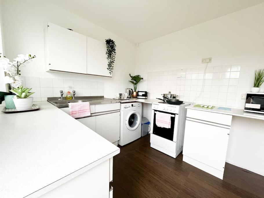 3 Bedroom House With Free Parking Chatham  Ngoại thất bức ảnh