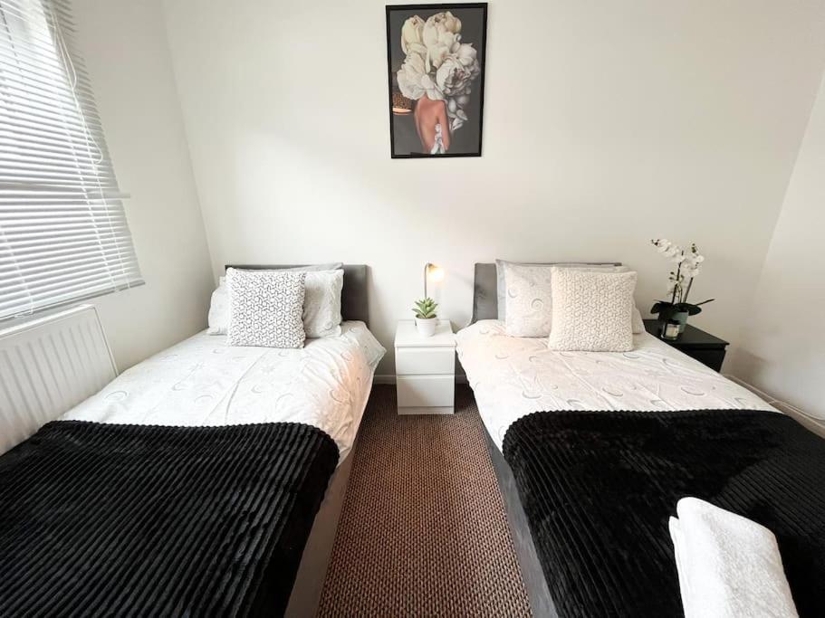 3 Bedroom House With Free Parking Chatham  Ngoại thất bức ảnh