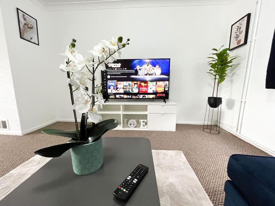 3 Bedroom House With Free Parking Chatham  Ngoại thất bức ảnh